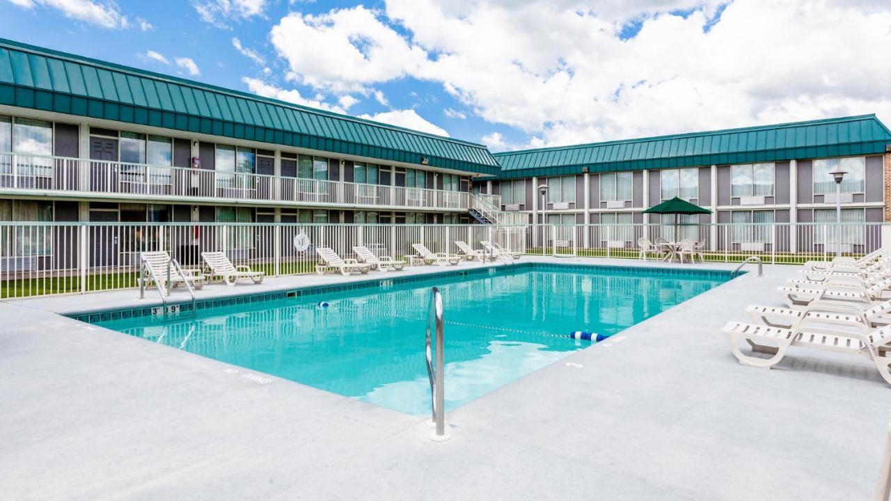 Red Roof Inn & Suites Де-Калб Экстерьер фото