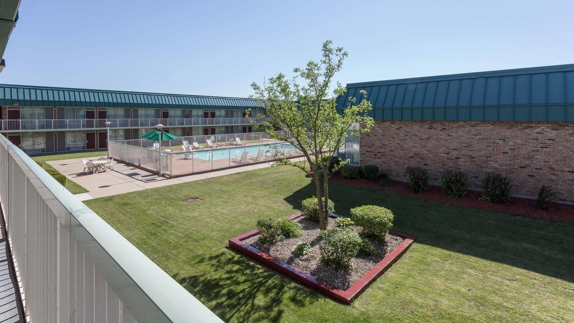 Red Roof Inn & Suites Де-Калб Экстерьер фото